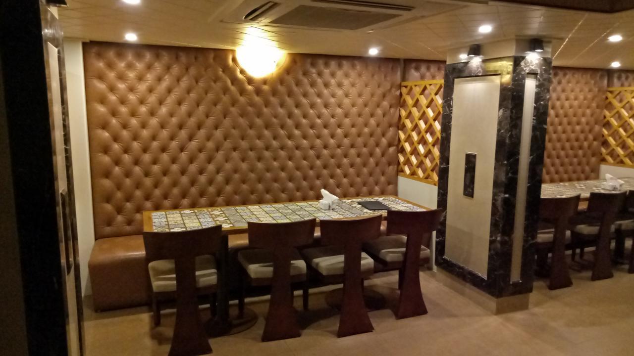Hotel Umesh Daman Exteriör bild