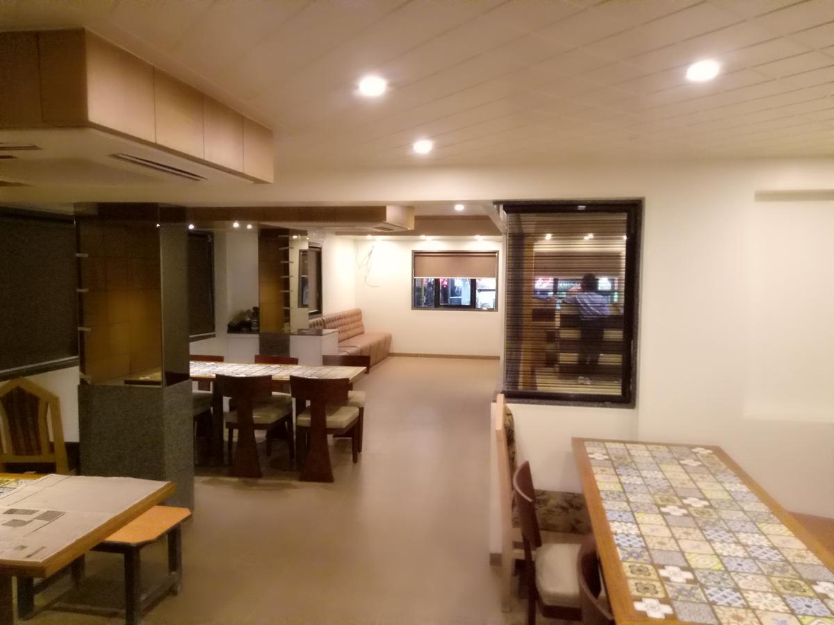 Hotel Umesh Daman Exteriör bild